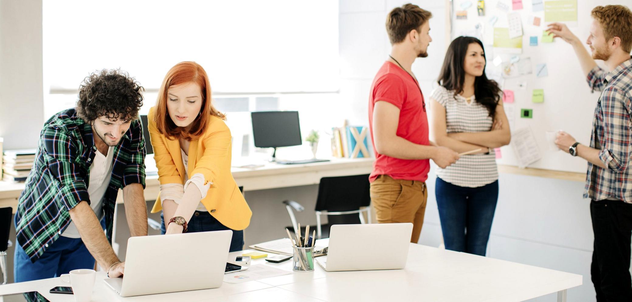 Modernes Büro mit aufgeräumtem Arbeitsplatz und persönlicher Atmosphäre